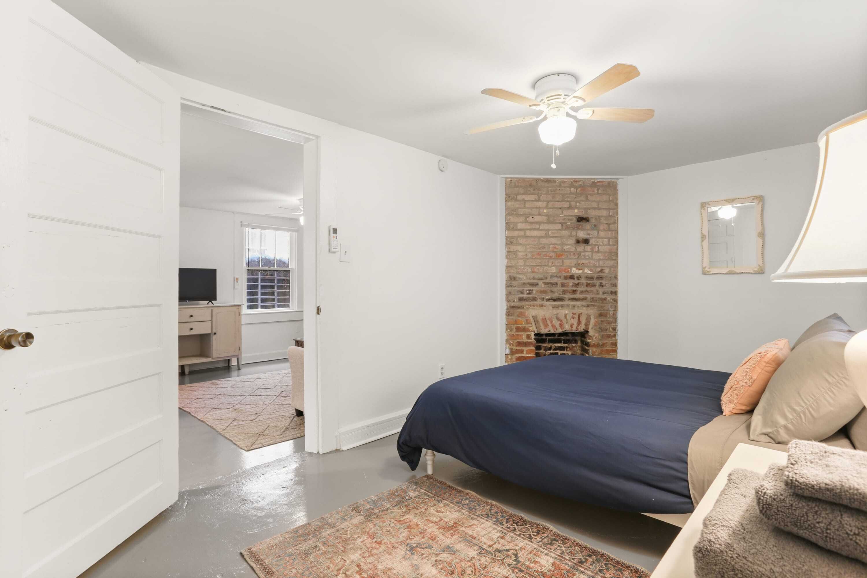 Fall bliss! Steps from St Charles - 2BD Garden District Apt.