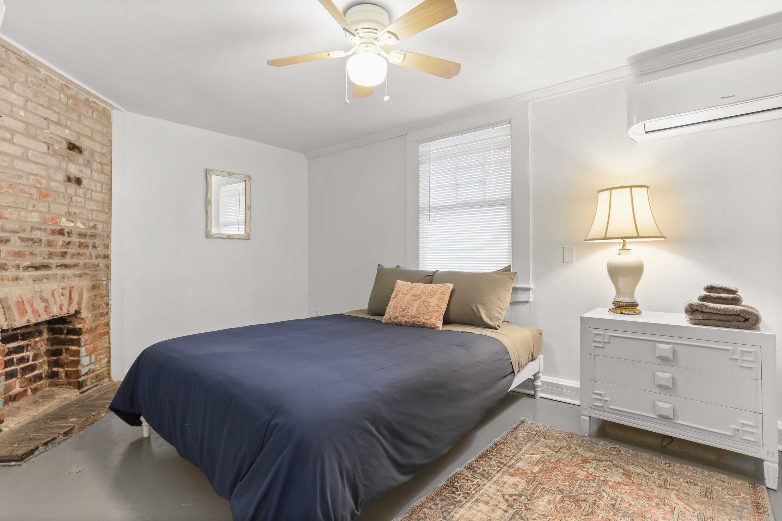 Fall bliss! Steps from St Charles - 2BD Garden District Apt.