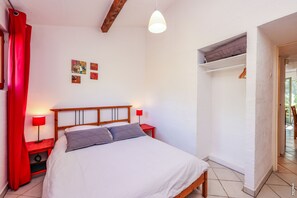 2 slaapkamers, een strijkplank/strijkijzer, reisbedje, wifi