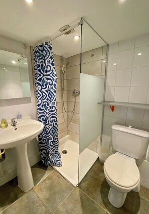 Een douche, een haardroger, handdoeken, zeep