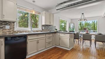 Een koelkast, een microgolfoven, een oven, een kookplaat