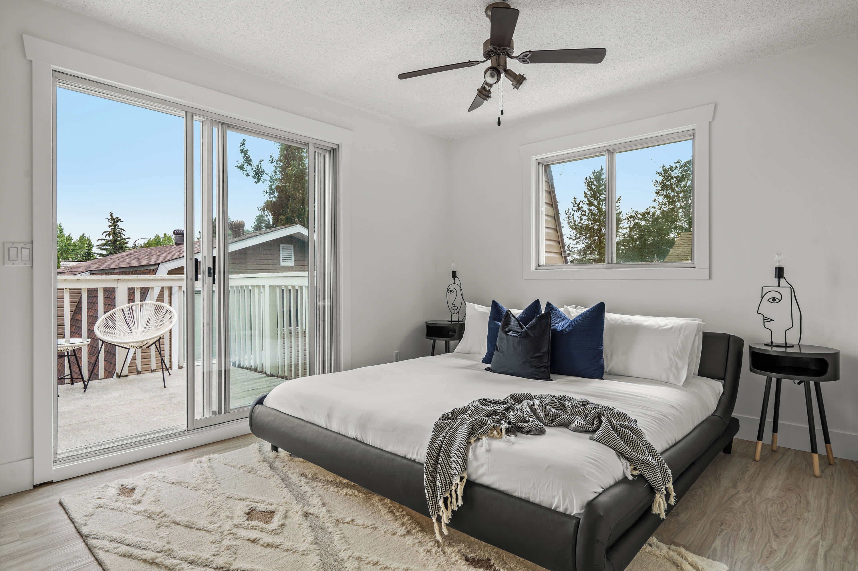 4 habitaciones, escritorio y tabla de planchar con plancha 