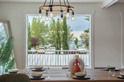 The Ohana Lakeside Retreat  4 Bedrooms & Tiki Bar
