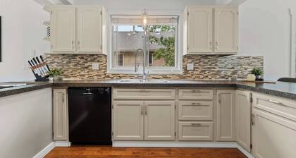 The Ohana Lakeside Retreat | 4 Bedrooms & Tiki Bar