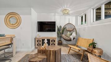 Televisio, videopelejä, pöytäjalkapallopöytä, työhuone