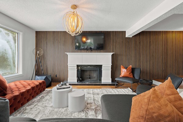 Televisión, videojuegos, futbolito, oficina