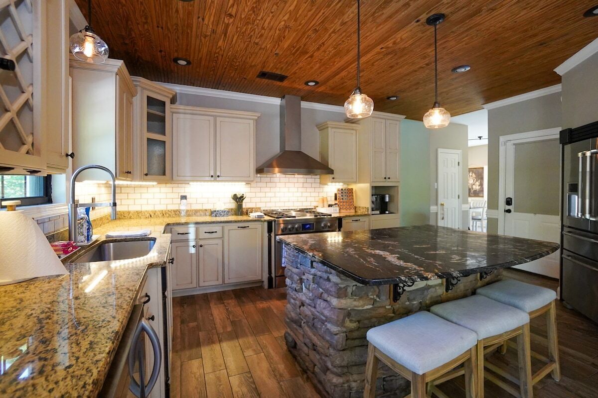 Beautiful House with Pool by Snowden Grove