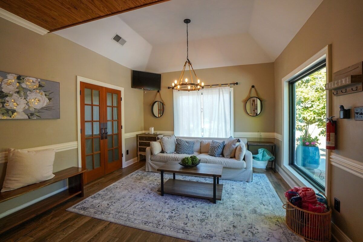 Beautiful House with Pool by Snowden Grove