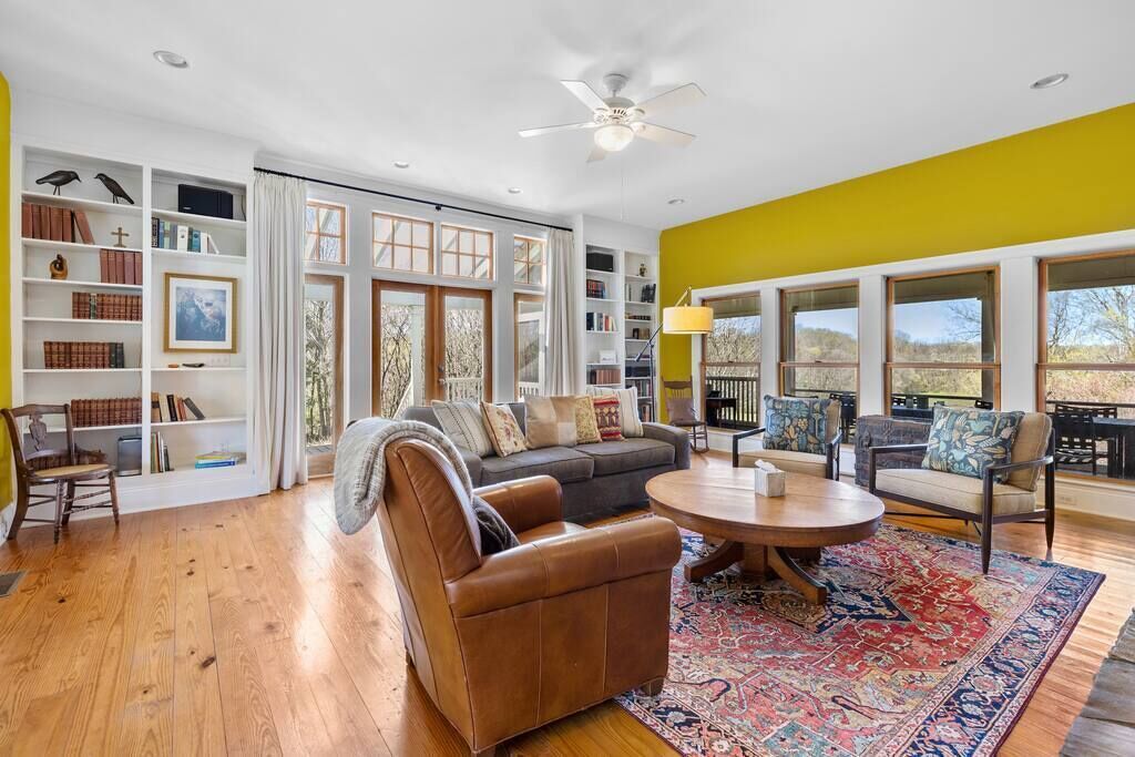 Relaxing Hideaway - Spacious Home