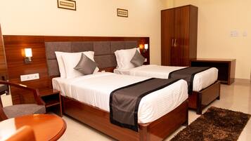 Standardværelse med dobbeltseng eller 2 enkeltsenge | Allergivenligt sengetøj, strygejern/strygebræt