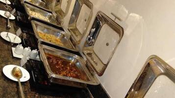 Morgenmadsbuffet hver dag (400 INR pr. person)