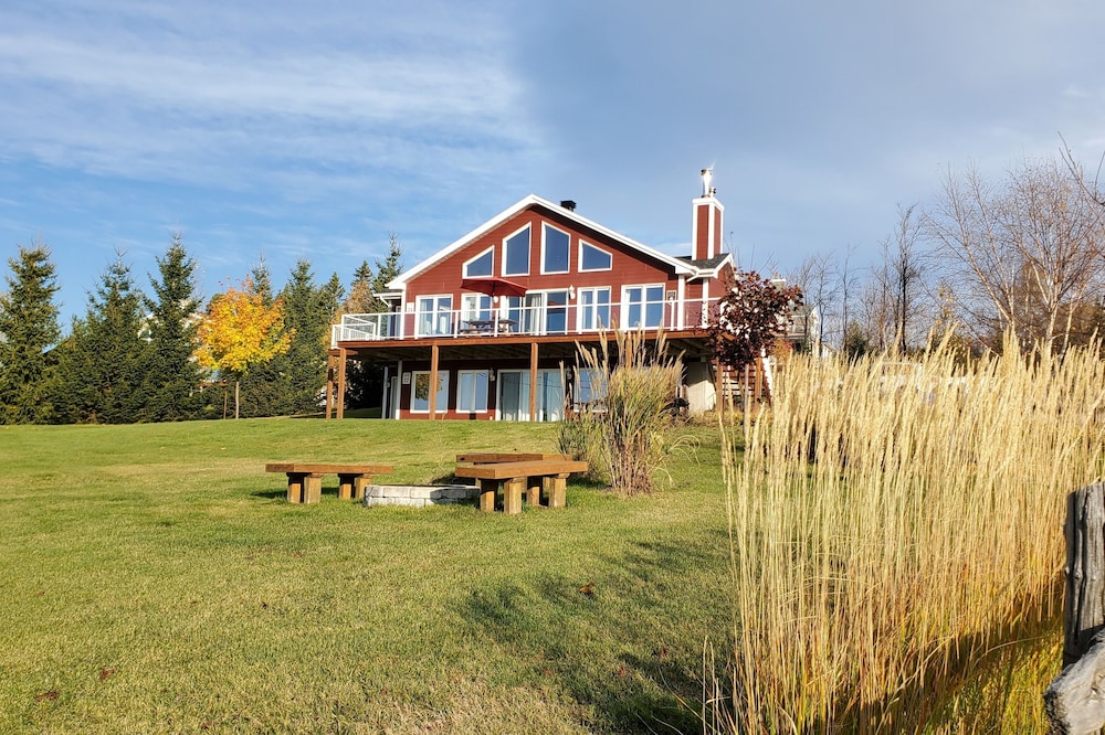 Very close to the Massif de Charlevoix! - Les Chalets Sympathiques (upper unit)