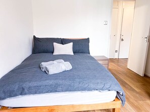 2 bedrooms, iron/ironing board, free WiFi, bed sheets - Lovely 2 bedroom apartment great transport links to Central London! (London)