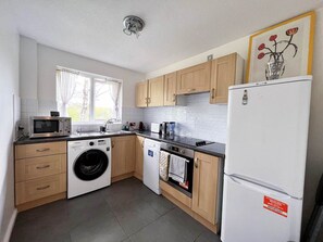 Fridge, microwave, oven, stovetop - Lovely 2 bedroom apartment great transport links to Central London! (London)