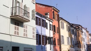 A row of multi-story buildings with balconies and shutters. - Apartment that sleeps 4 a stone's throw from Parma Cathedral (Parma)
