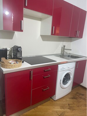 Réfrigérateur, micro-ondes, plaque de cuisson, cafetière/bouilloire