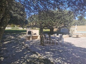 Outdoor dining - Gîte with park and swimming pool (La Baume-de-Transit)