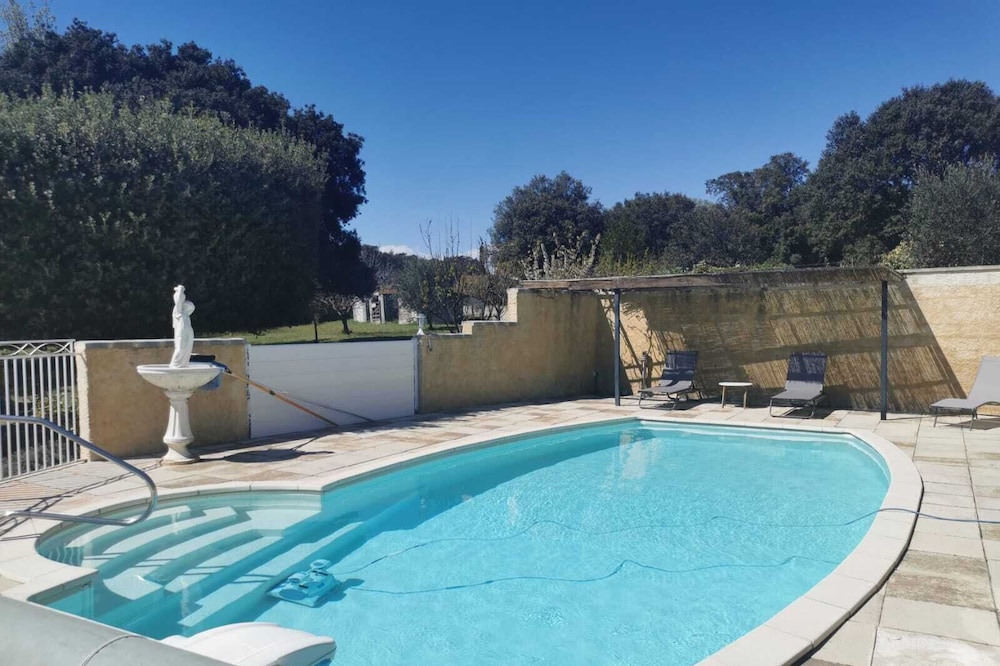 Gîte with wooded park and swimming pool