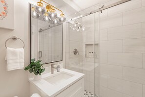 Tina, secadora de cabello, toallas, shampoo 