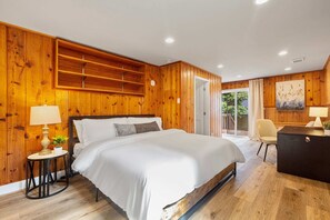 4 bedrooms, desk, travel cot, WiFi - Spacious Mid Century Modern Sunroom Rambler with Portable AC (Shoreline)