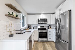 Refrigerador, microondas, horno y parrilla de estufa 