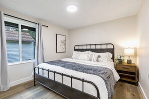 3 bedrooms, desk, iron/ironing board, WiFi