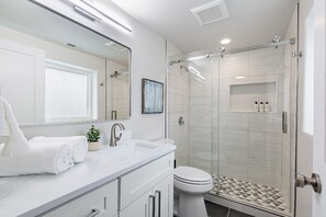 Tina, secadora de cabello, toallas, shampoo 