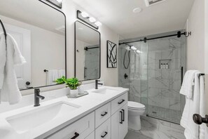 Bathtub, hair dryer, towels, shampoo - Tastefully Remodeled 4 Bedroom Home with Rainier View (Kirkland)