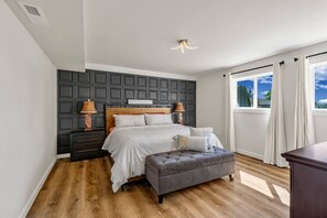 4 bedrooms, desk, iron/ironing board, travel crib