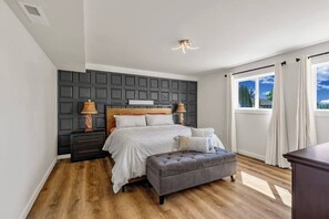 Schreibtisch, Bügeleisen/Bügelbrett, Reisekinderbett, WLAN