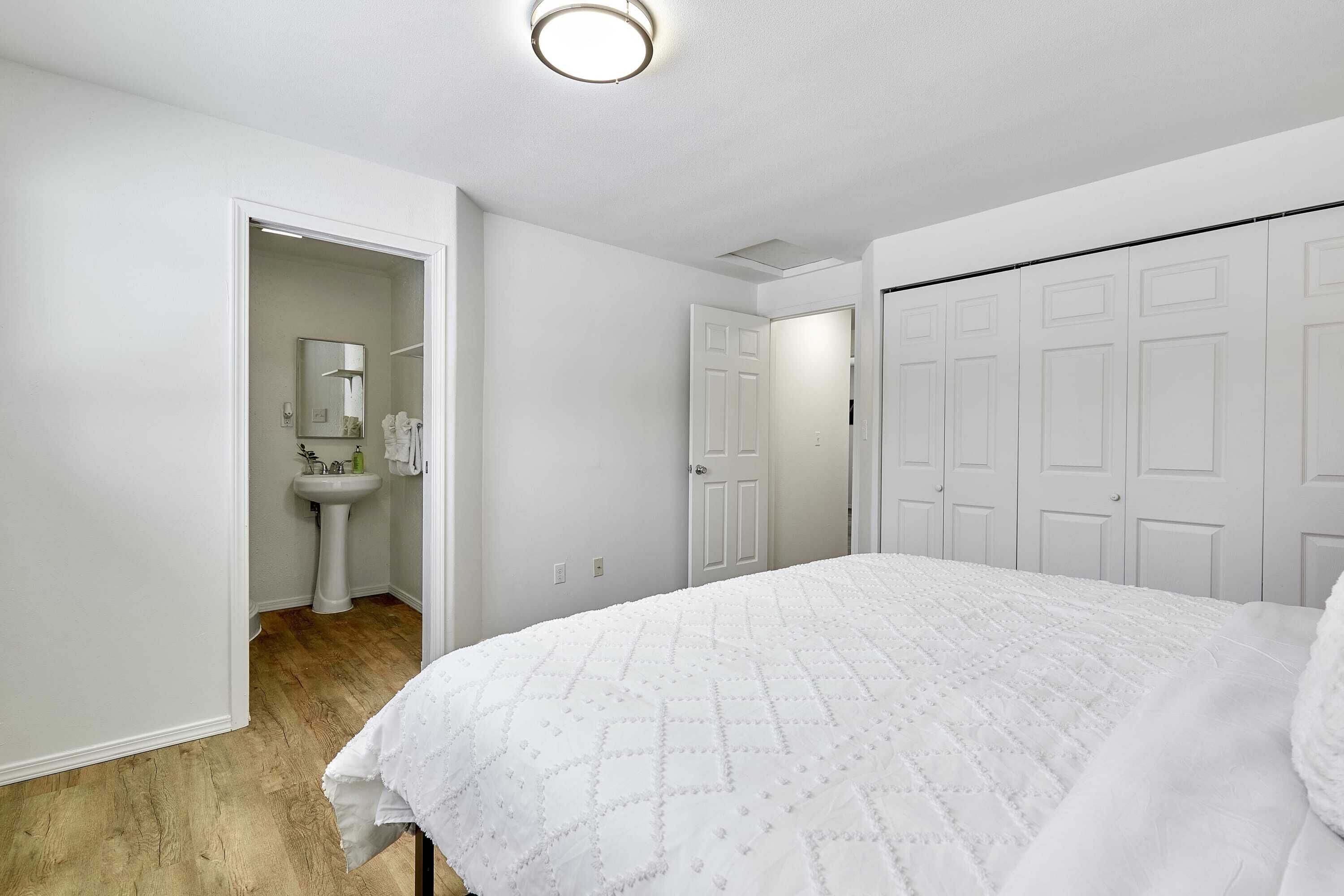 Cozy Bothell Rambler w/ Office, Game room w/bar and XL Fenced Yard