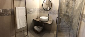 Regadera, secadora de cabello, bidet, toallas
