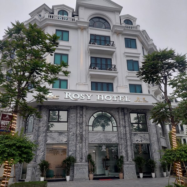 Vista frontal de la propiedad