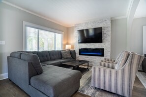 Smart-TV, Kamin, Tischfußball, Bücher