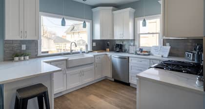 New Remodel with Hot Tub 3 blocks from Beach, 1 block to Town, & Game Room!