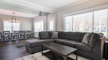 Téléviseur connecté, foyer, table de baby-foot, livres