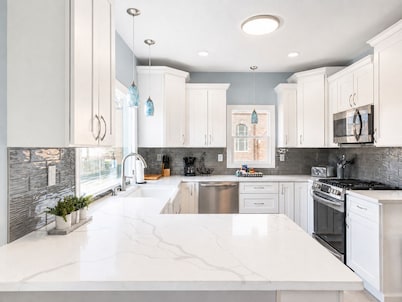New Remodel with Hot Tub 3 blocks from Beach, 1 block to Town, & Game Room!