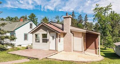 A Cozy Cottage for Your North Shore Adventures!