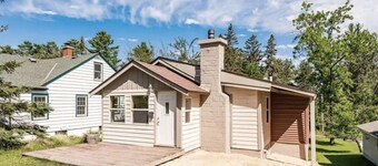 A Cozy Cottage for Your North Shore Adventures!