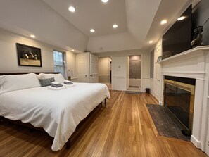 5 bedrooms, WiFi, bed sheets - Newly remodeled home - Close to beaches, Main Street and Ferry to the Islands (Barnstable)