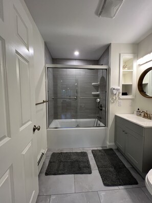 Dusche, Haartrockner, Handtücher, Seife