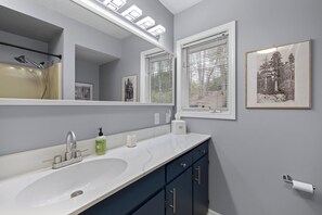 Regadera, secadora de cabello, toallas, jabón 