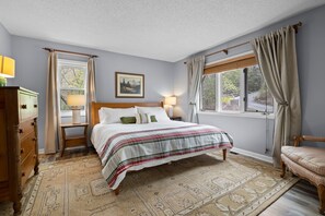 4 bedrooms, desk, iron/ironing board, travel crib - Family and Pet Friendly Mountain Home with a view.  No Hurricane Damage (Pisgah Forest)