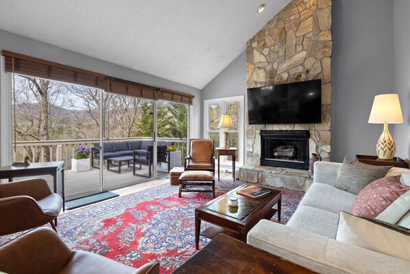 Smart TV, fireplace, table tennis, books - Family and Pet Friendly Mountain Home with a view.  No Hurricane Damage (Pisgah Forest)