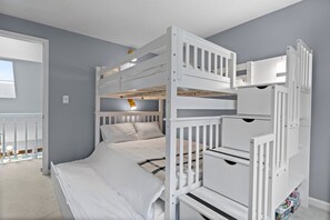 4 habitaciones, escritorio y tabla de planchar con plancha 