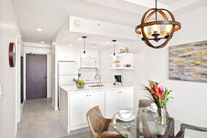 Kühlschrank, Mikrowelle, Ofen, Geschirrspüler