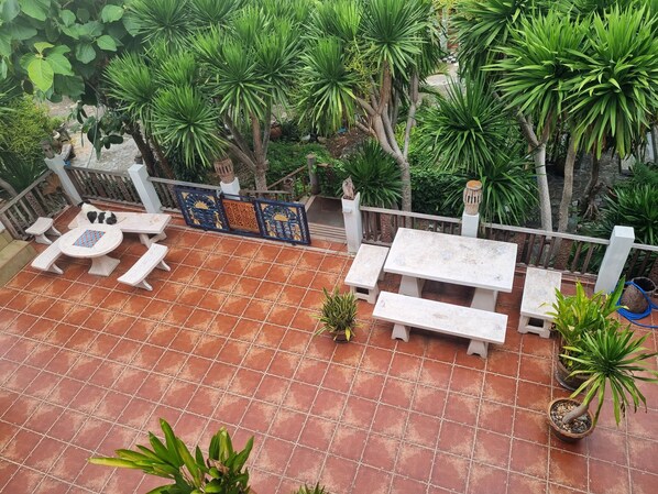 Habitación estándar, lanai | Área de sala de estar | Televisión 