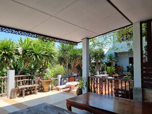 Familien-Vierbettzimmer | Wohnbereich | Fernseher