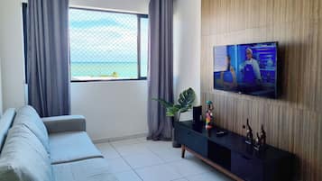 Leilighet | Oppholdsområde | En 32-tommers LED-TV med digitale kanaler samt TV