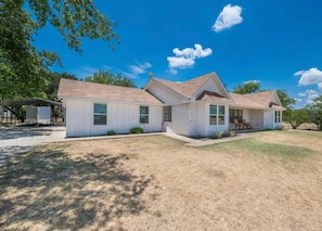 Exterior - Cozy Modern 2/2 Farmhouse Near Waco (Crawford)